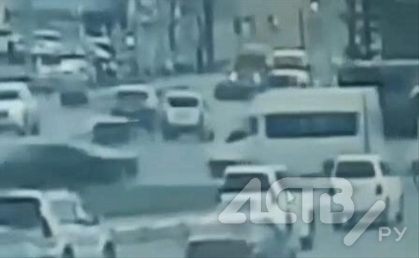 Очевидцев столкновения Toyota Land Cruiser и Toyota Mark X ищут в Южно-Сахалинске