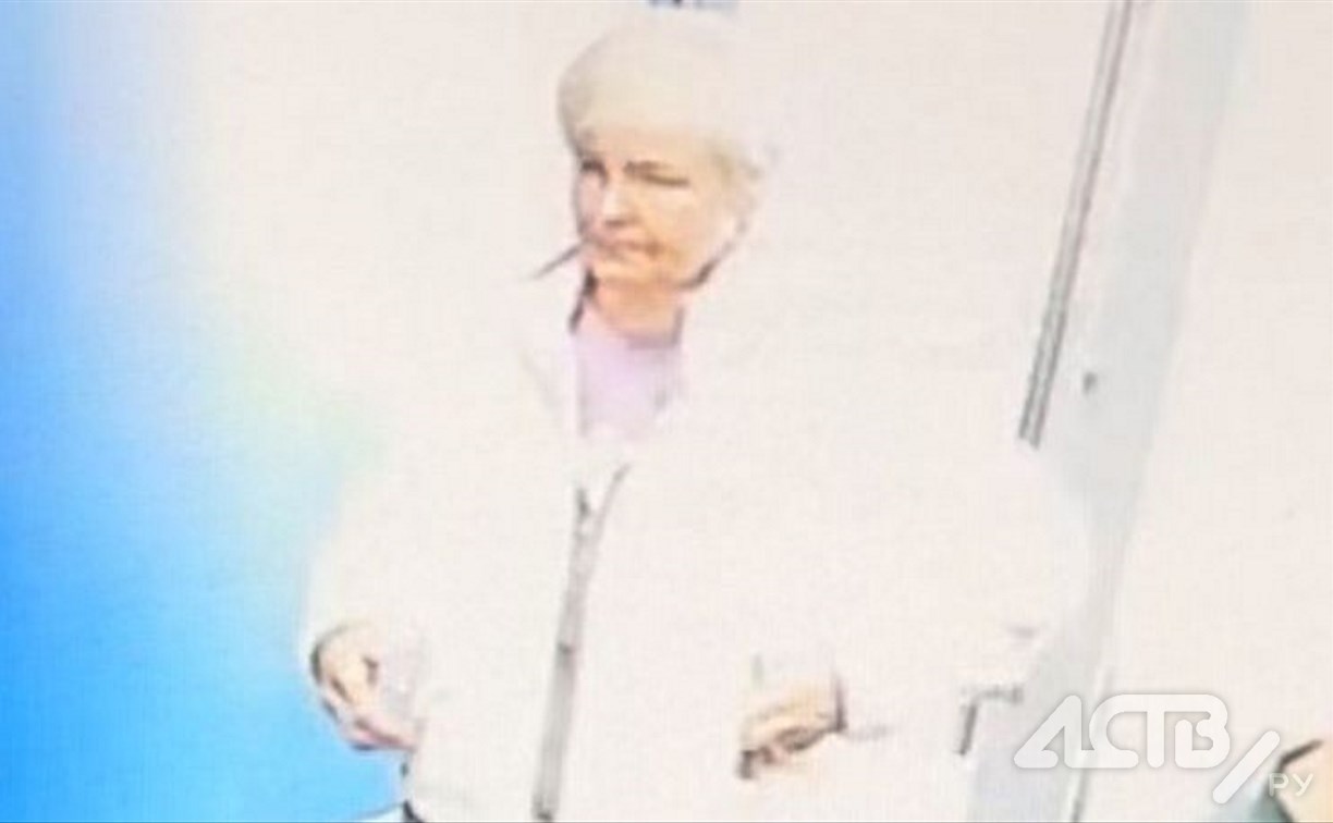 Личность женщины, которая может быть причастна к трате средств с чужого счёта, устанавливают в Южно-Сахалинске