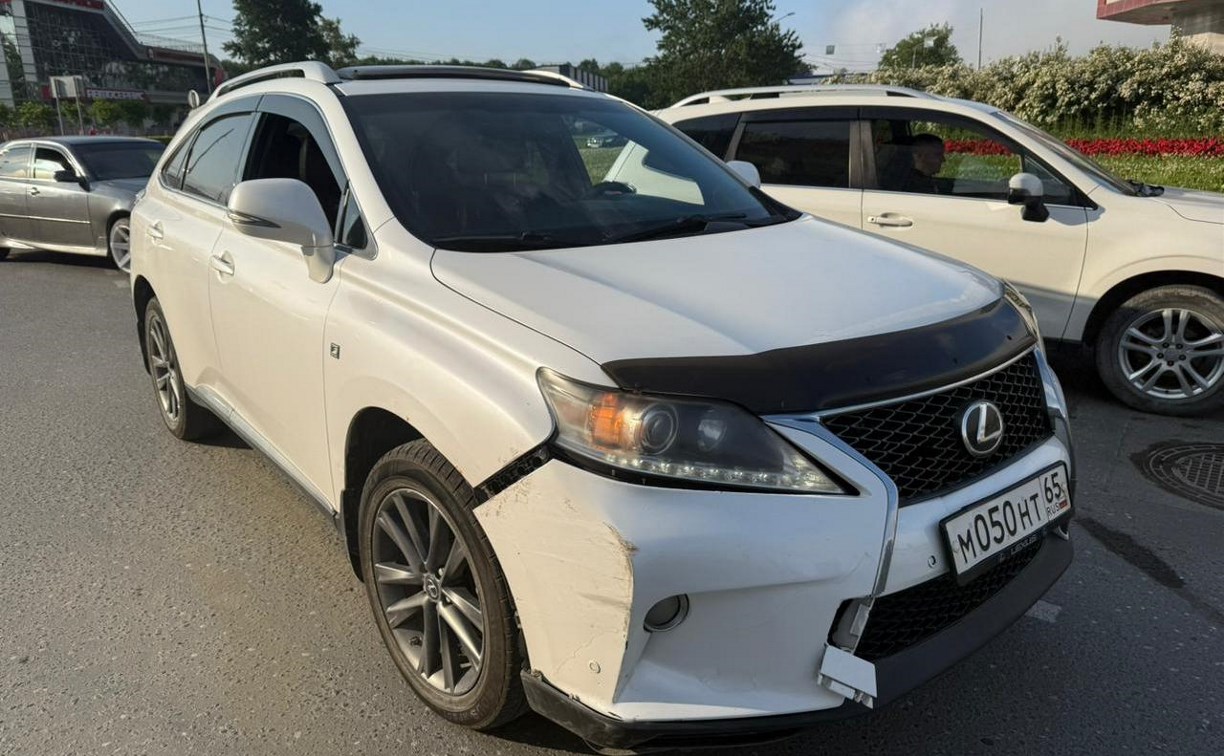 Очевидцев ДТП с участием Nissan Tiida Latio и Lexus RX разыскивают в Южно-Сахалинске 