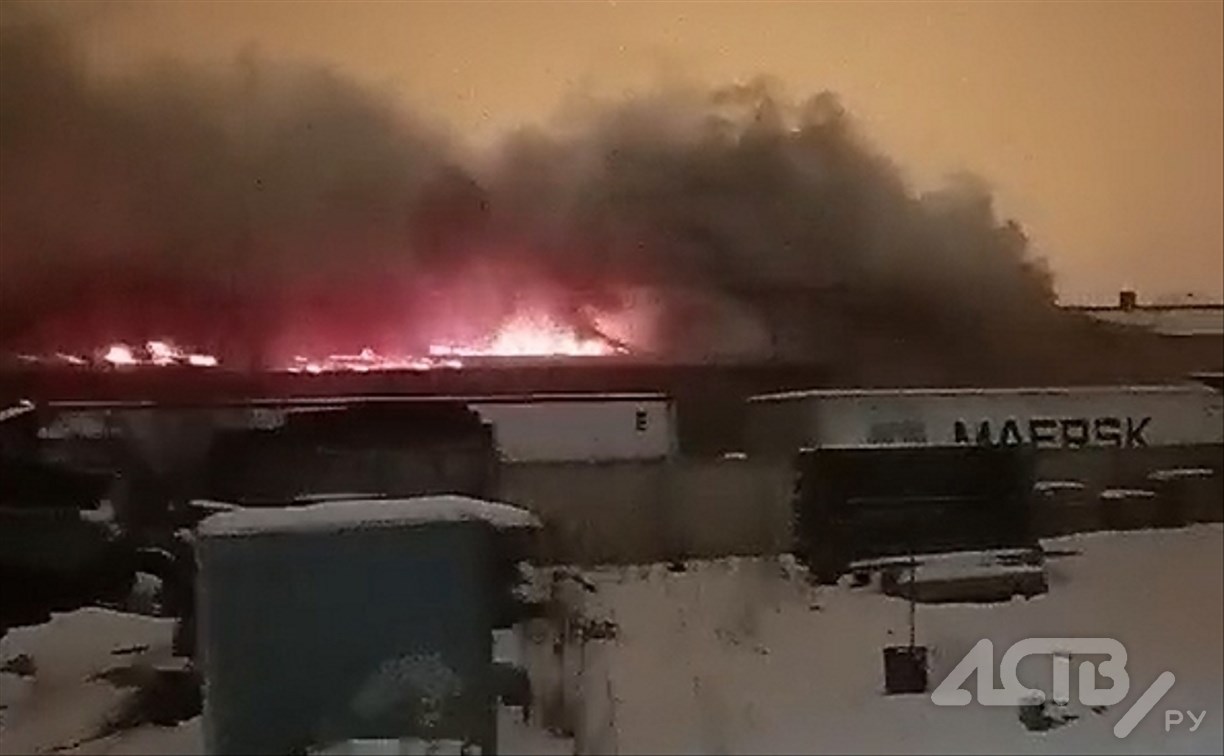 Появилось видео крупного пожара на складе в Южно-Сахалинске утром 26 декабря 