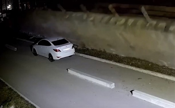 Рухнувшая стена всмятку раздавила автомобиль россиянина