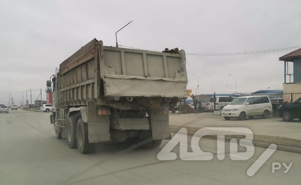 Самосвал завалил дорогу грязью в Южно-Сахалинске