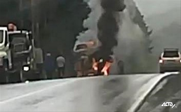 Грузовик загорелся на Охотской трассе