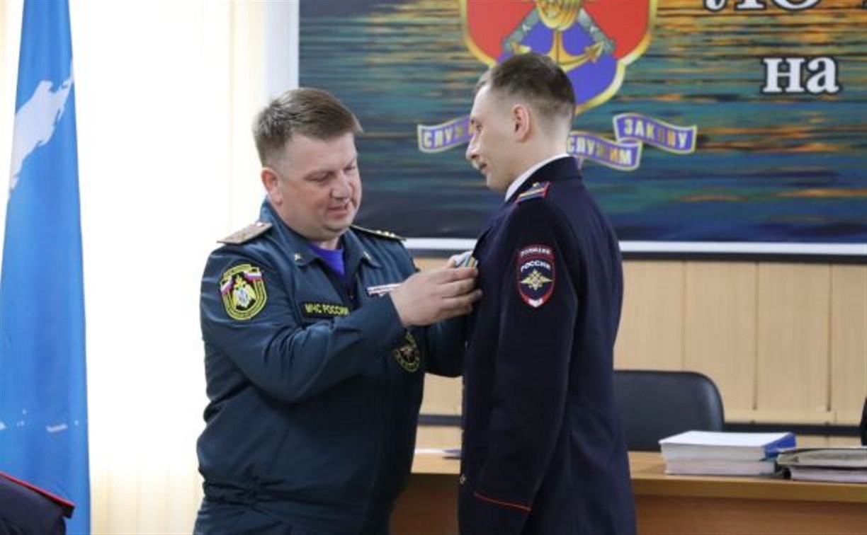 Полицейские на Сахалине спасли двух мужчин, тонувших в море