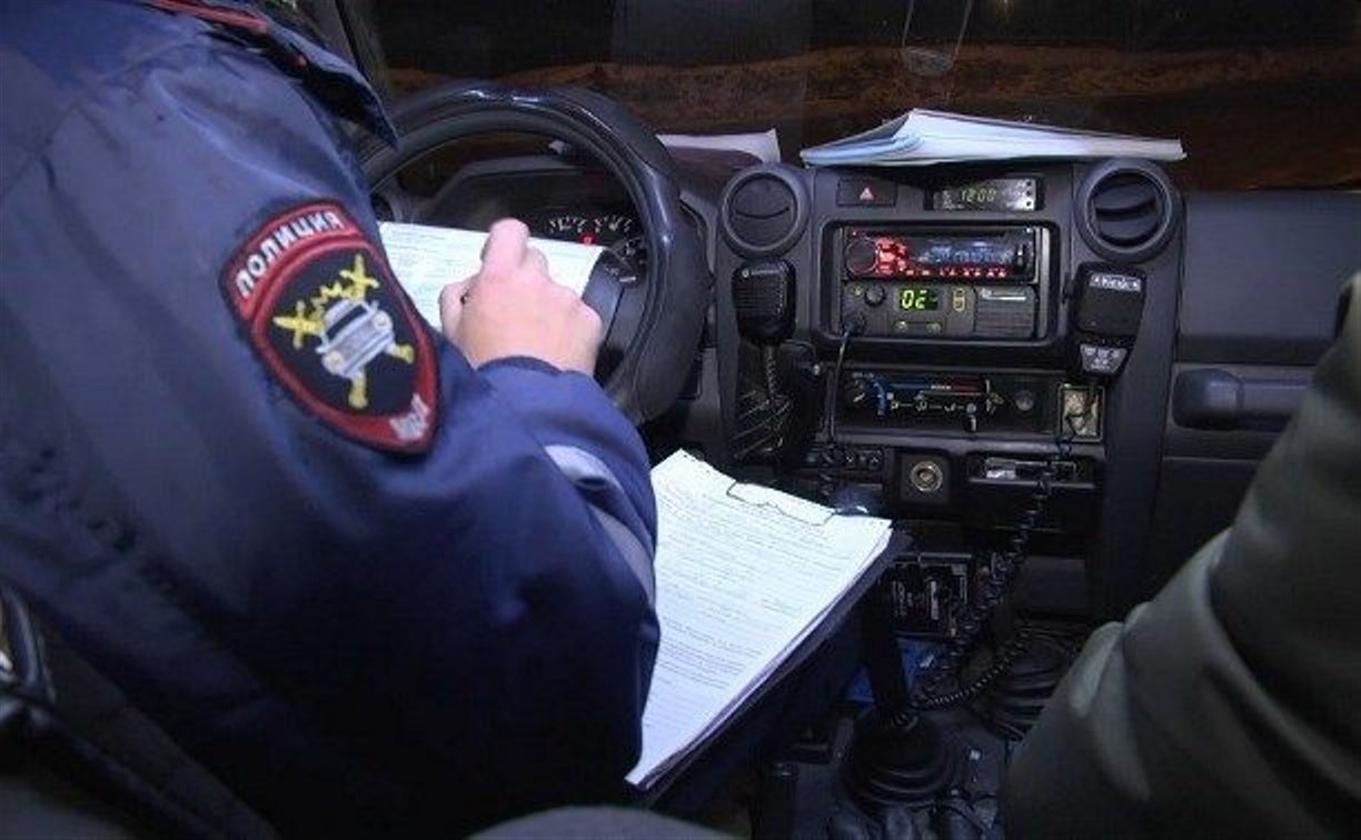 Сахалинские инспекторы поймали двоих иностранцев с фальшивыми правами