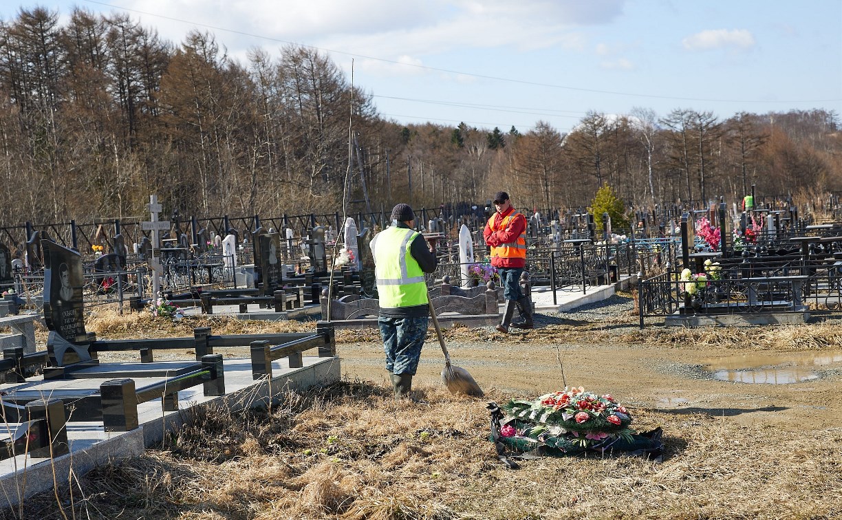 Кладбищенские комплексы Южно-Сахалинска приводят в порядок к Родительскому дню