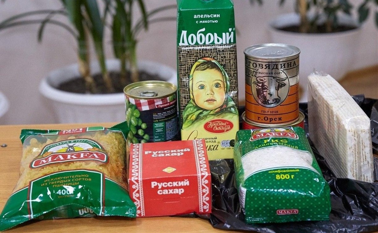 Сахалинским школьникам продолжают выдавать продуктовые наборы