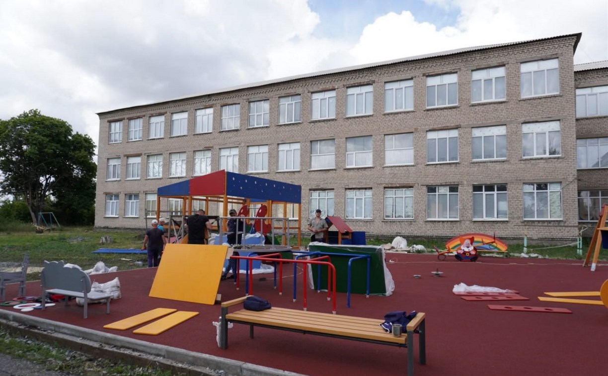 Сахалинская область подарила детям из Шахтерска в ДНР новую игровую площадку