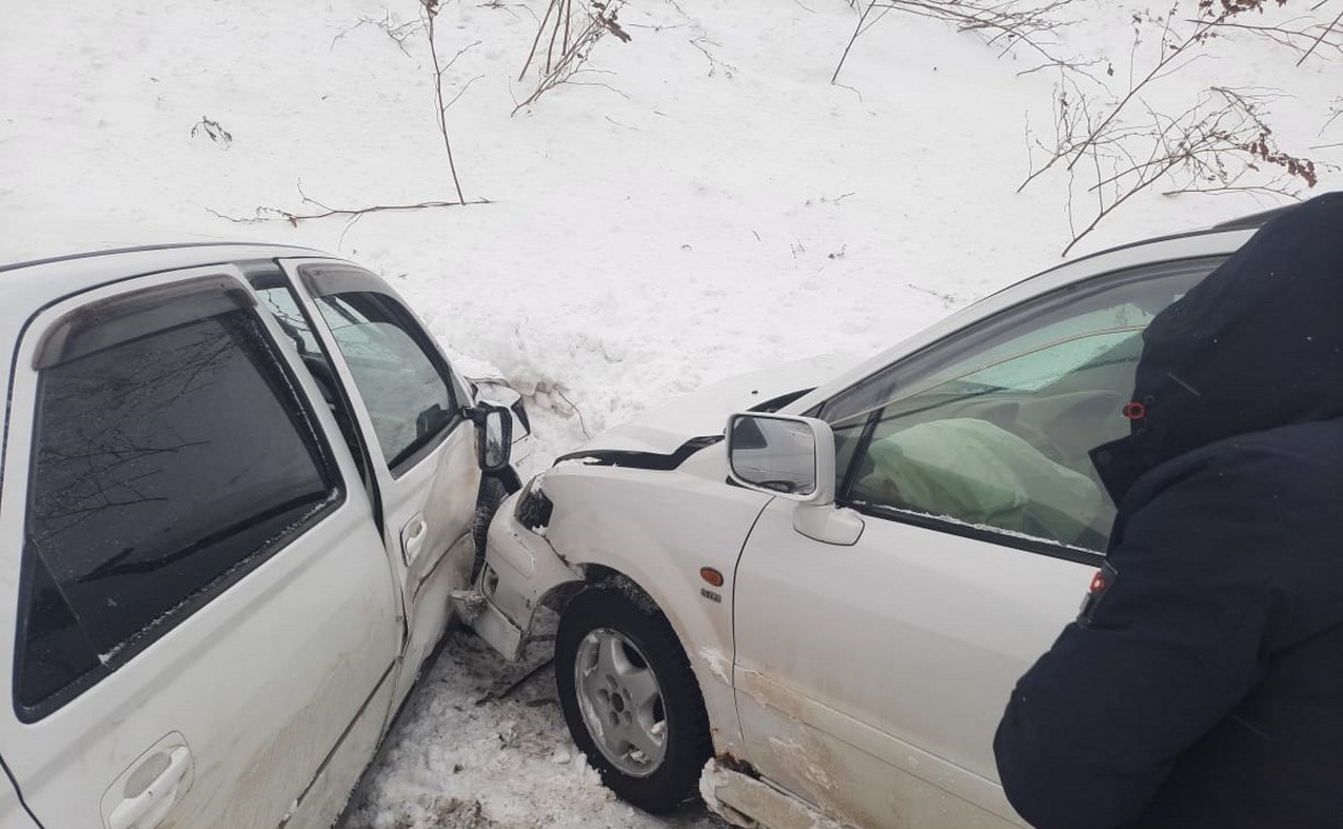Пассажирка седана пострадала при столкновении с минивэном в Невельске