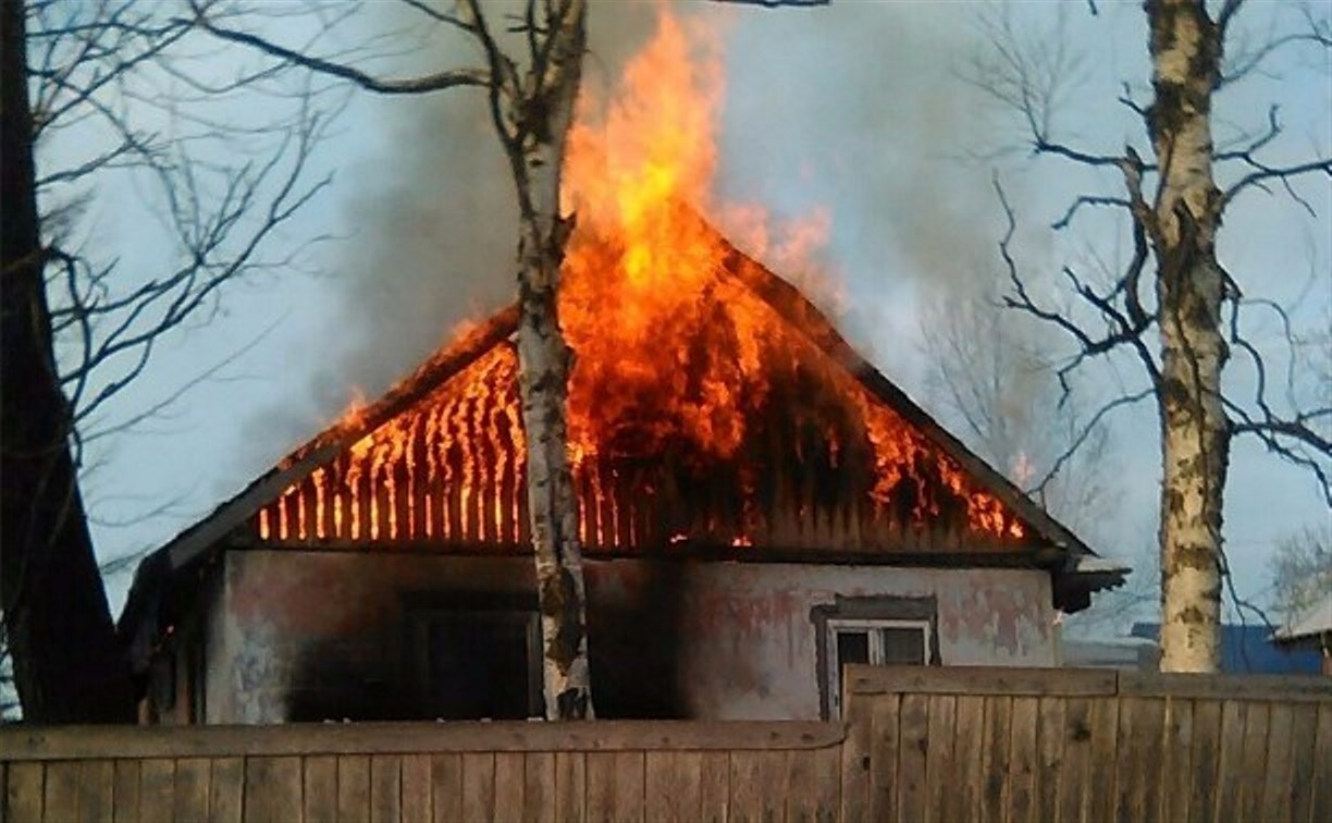 Из горящего дома в Южно-Сахалинска вывели мужчину