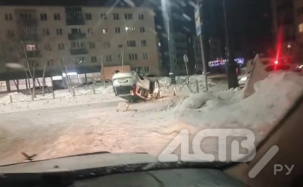"На скорой кого-то увезли": автомобиль перевернулся на центральной улице в Поронайске