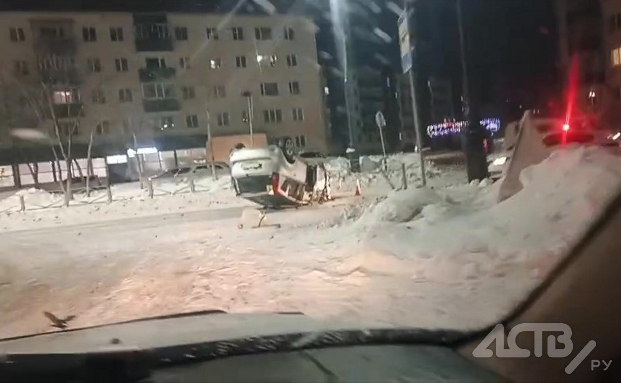 "На скорой кого-то увезли": автомобиль перевернулся на центральной улице в Поронайске