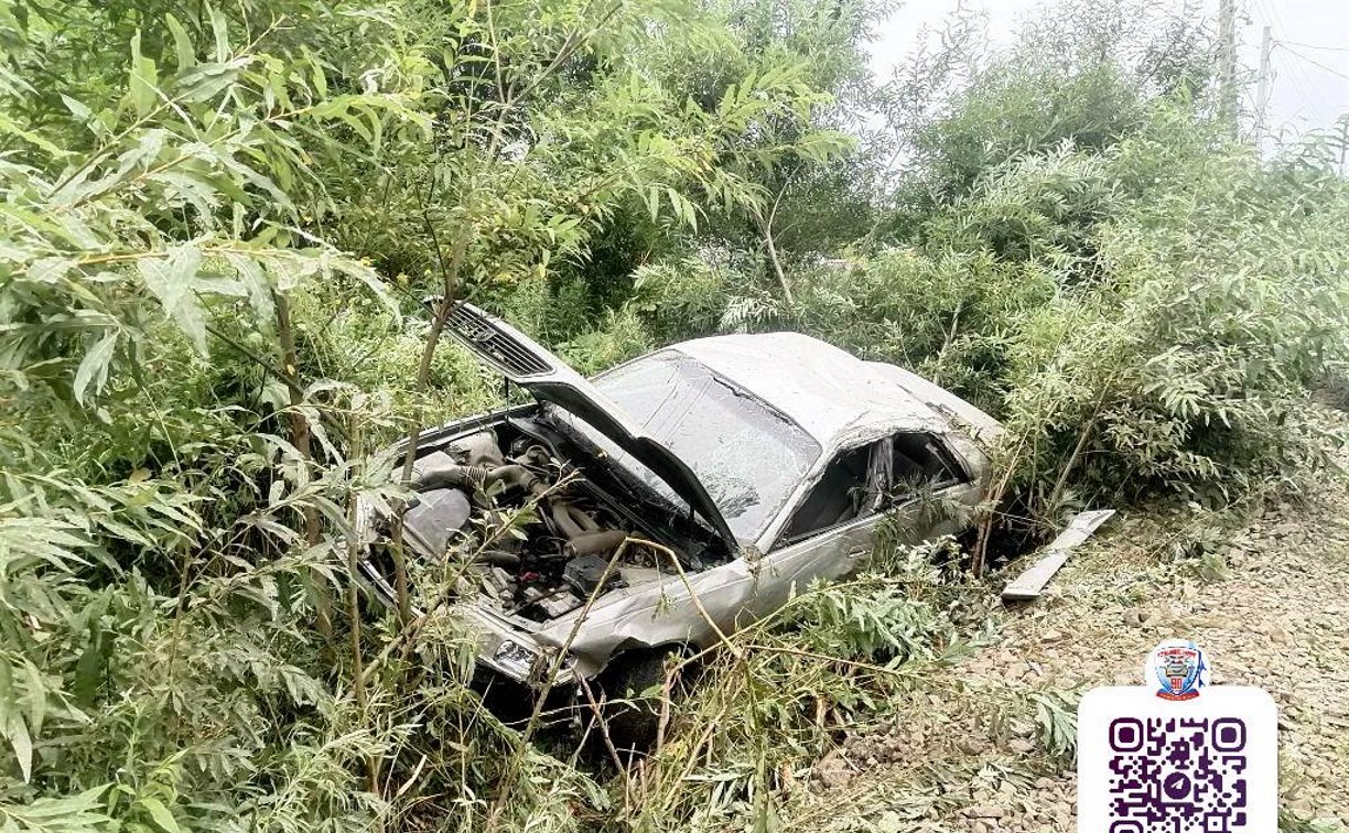 На Сахалине пассажир выпал из автомобиля во время заноса на трассе и погиб