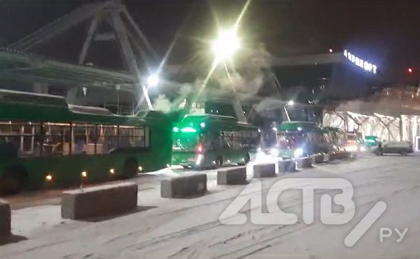 Автобусы не могли отъехать утром от нового аэровокзала Южно-Сахалинска