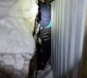 Сахалинка в крещенский мороз застряла между забором и бетонными плитами