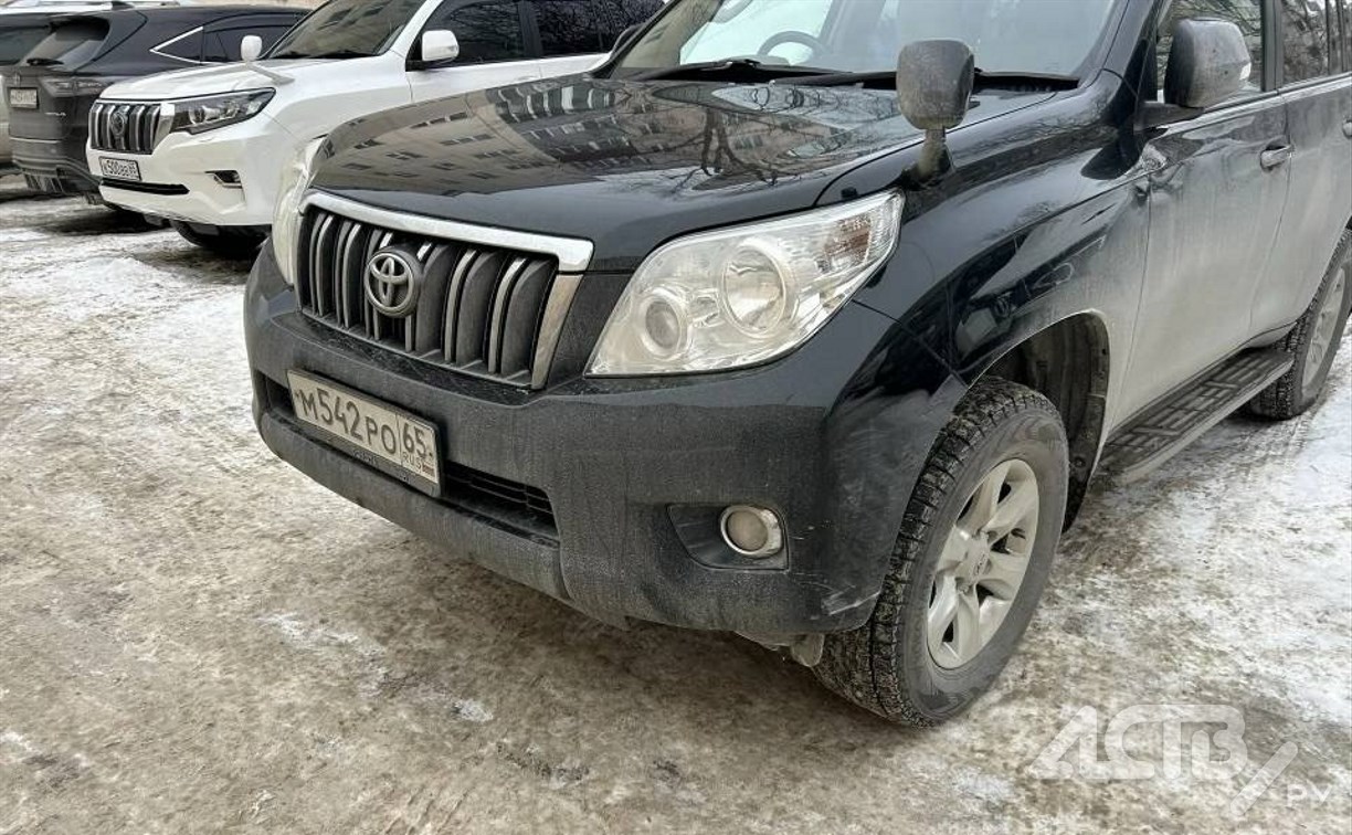 Неизвестный в Южно-Сахалинске врезался в "Прадо" и скрылся