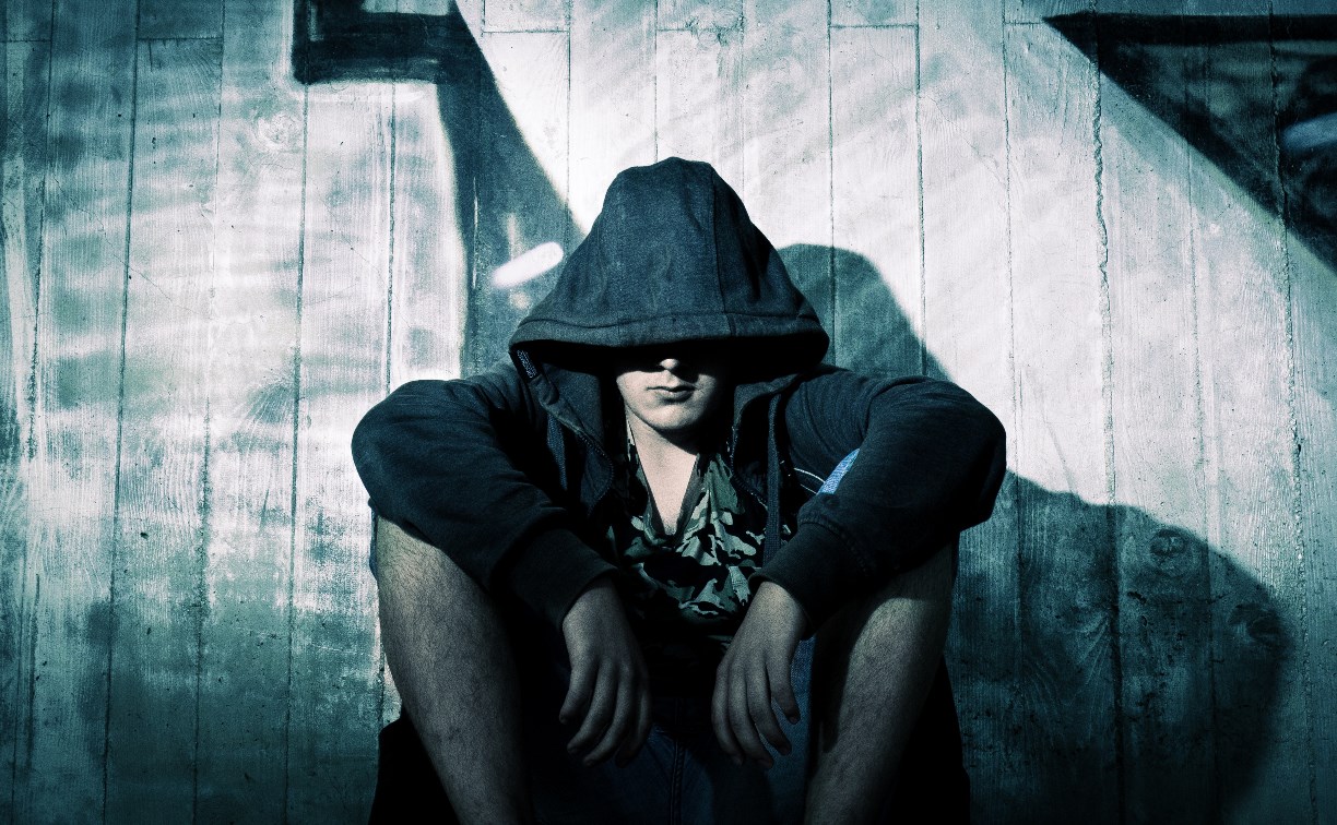 Монтажник из Астрахани стащил у сахалинцев почти 400 тысяч рублей, выдавая себя за другого человека