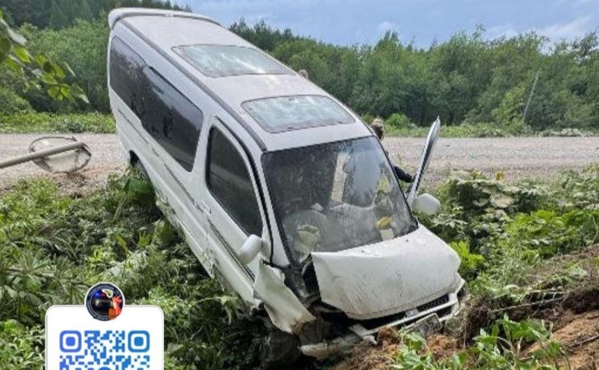 В Томари пострадал пассажир микроавтобуса, который во время обгона вылетел с дороги