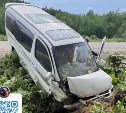 В Томари пострадал пассажир микроавтобуса, который во время обгона вылетел с дороги