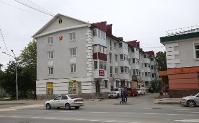 Недобросовестного подрядчика отстранили от ремонта фасада дома в Южно-Сахалинске