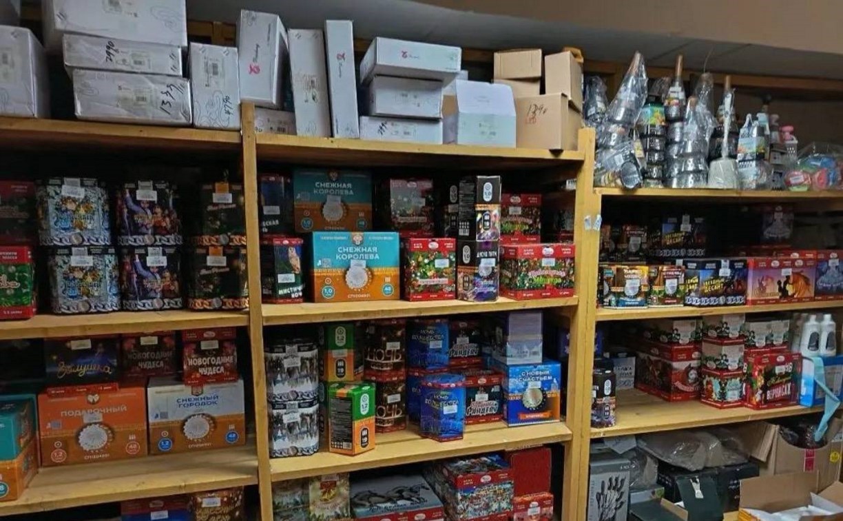 Опасный Новый год: на севере Сахалина обнаружили нелегальную пиротехнику