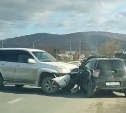 Водитель Toyota Prado неудачно повернул и протаранил Toyota iQ в Южно-Сахалинске