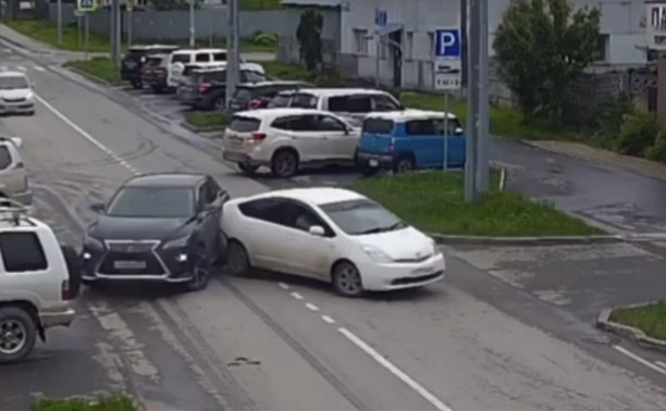 В Южно-Сахалинске притянуло друг к другу Lexus и Prius