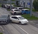В Южно-Сахалинске притянуло друг к другу Lexus и Prius