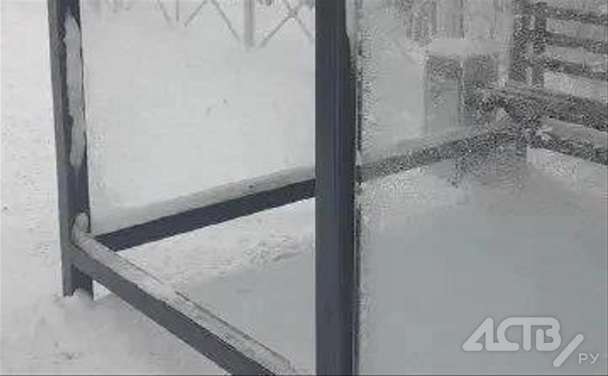 Два новых остановочных павильона расколотили вандалы в Таранае 