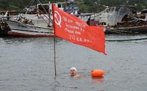 Тридцать пять спортсменов проплывут эстафету Победы через залив Анива