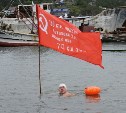 Тридцать пять спортсменов проплывут эстафету Победы через залив Анива