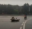 Мопедист упал на мокрой дороге на перекрёстке в Южно-Сахалинске