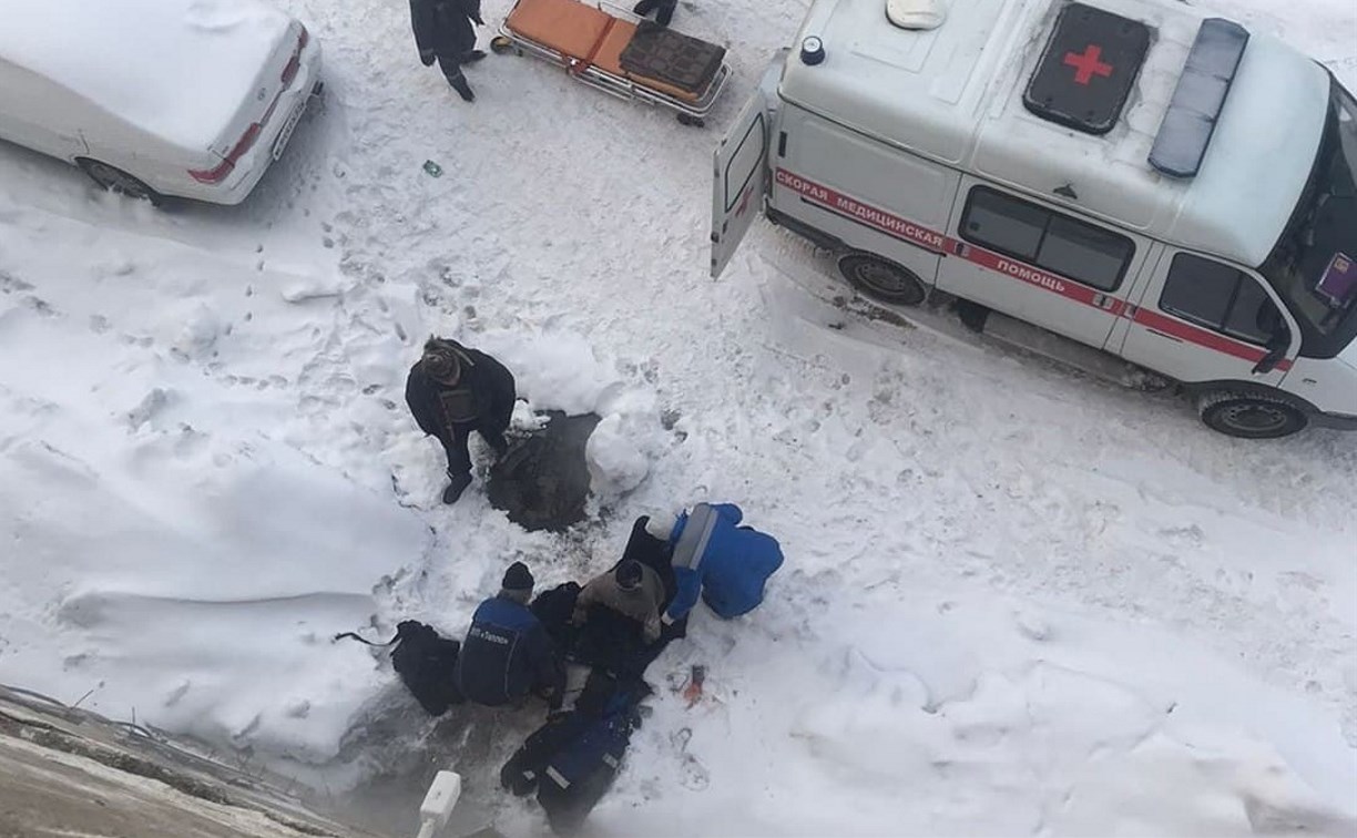 Два слесаря и жительница многоэтажки обварились кипятком при порыве трубы в Холмске