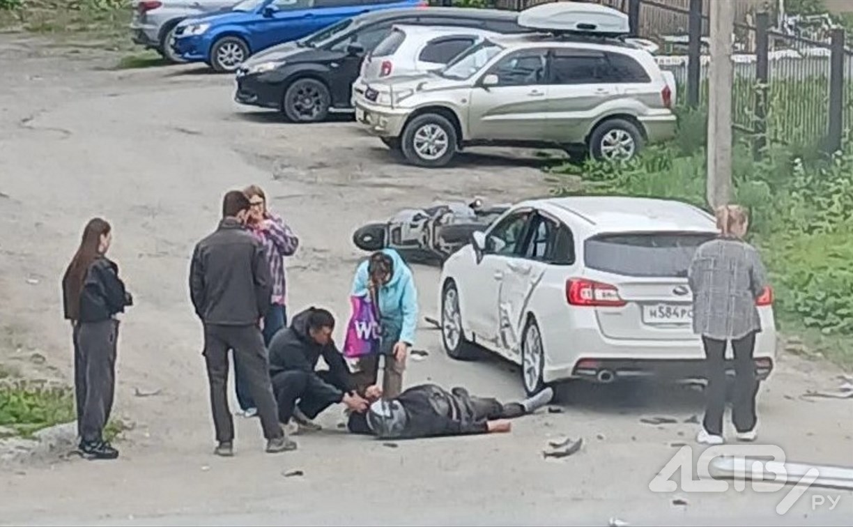 Пострадал скутерист: Subaru и мотороллер столкнулись в Ново-Александровске