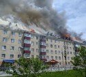 В Южно-Сахалинске полыхает крыша жилой пятиэтажки