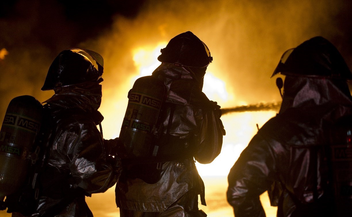 Четыре человека эвакуировали во время пожара в пятиэтажке в Южно-Сахалинске