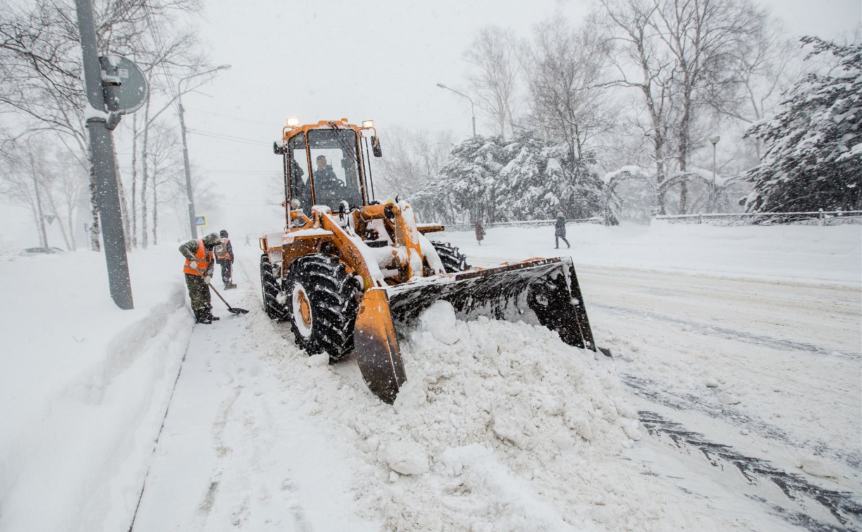 Сотня машин вывозит снег из Южно-Сахалинска на снежные полигоны
