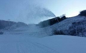 На «Горном воздухе» начали покрывать склоны искусственным снегом 