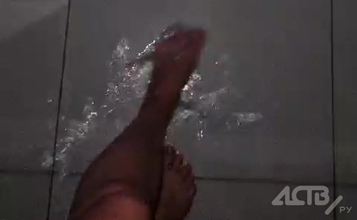 Южносахалинцы ходят по дому по щиколотку в воде после мощного ливня - видео