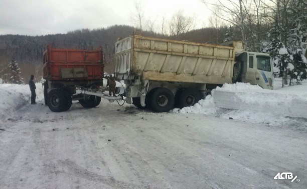После аварии в Томаринском районе грузовик вытаскивали грейдером