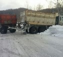 После аварии в Томаринском районе грузовик вытаскивали грейдером