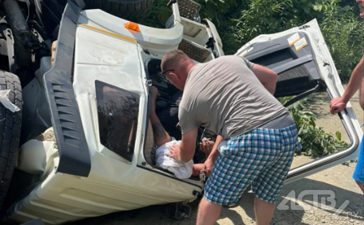 Водитель в Южно-Сахалинске выжил благодаря небольшой нише в смятой кабине