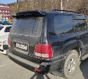 Неизвестный врезался в Lexus LX470 и уехал с места ДТП в Южно-Сахалинске