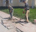 В Дальнем приступили к ремонту тротуара, где серьезно травмировался ребенок 