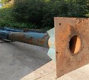 В Холмске демонтировали старую дымовую трубу у домов на улице Победы