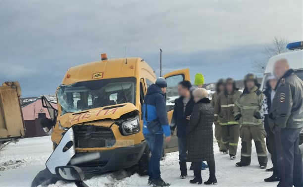 Детский автобус столкнулся с самосвалом на севере Сахалина