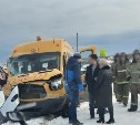 Детский автобус столкнулся с самосвалом на севере Сахалина