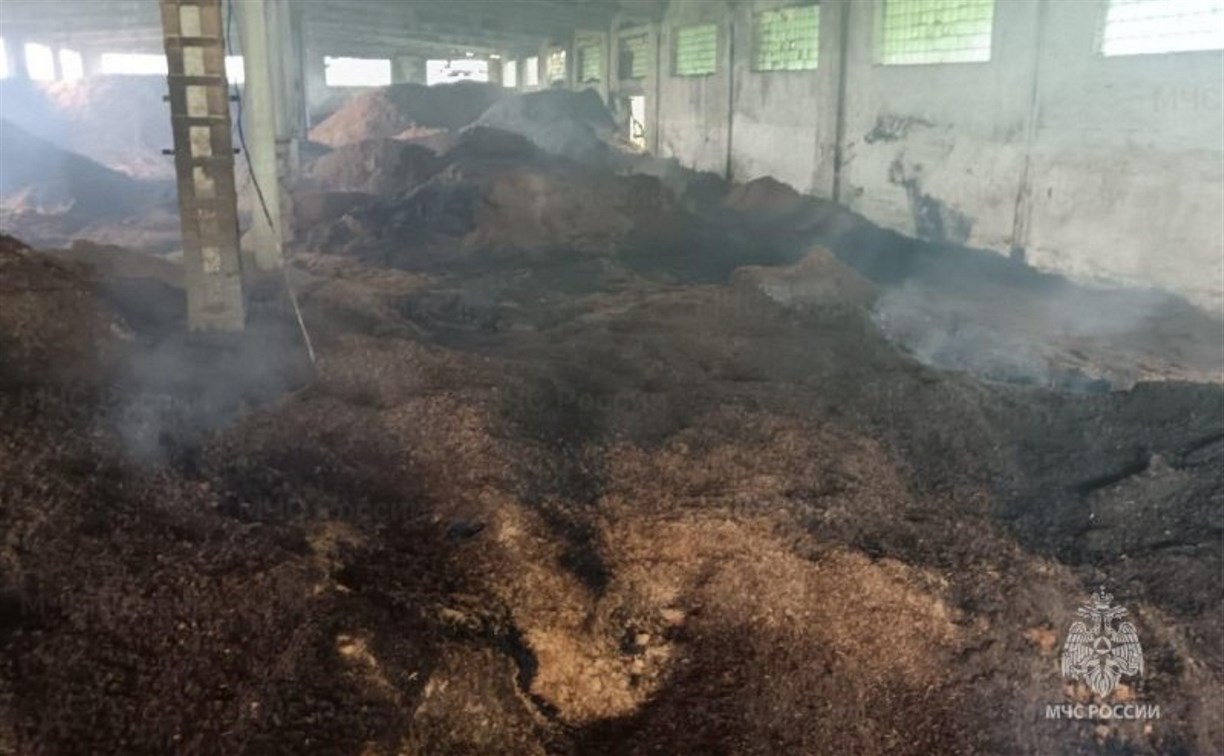 На заброшенном складе в Тымовском районе продолжают гореть опилки