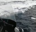 "Мы на льдине с двумя снегоходами": сахалинцы рассказывают, что их относит от берега