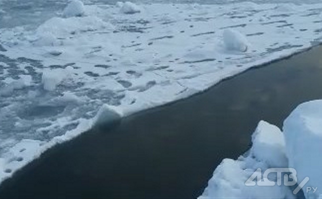 Припай с рыбаками оторвало в трёх местах в Корсаковском районе